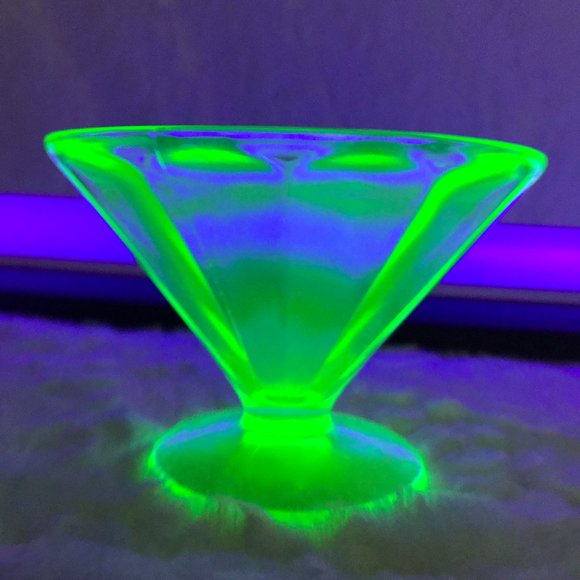 Vaseline Uranium Federal Glass teardrop Swirl Dessert Cup #61 - Picture 1 of 9